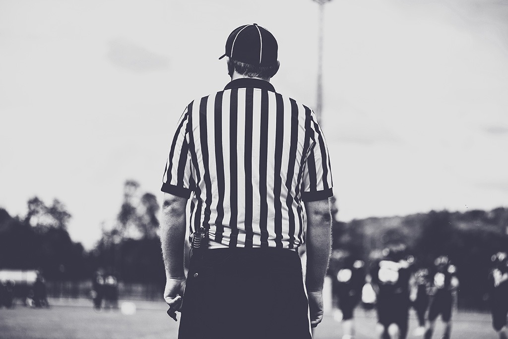 American Football Schiedsrichter von hinten