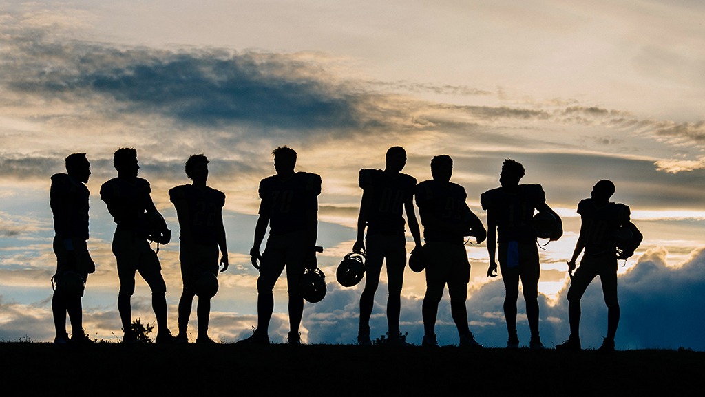 silhouette mehrerer American Football spieler