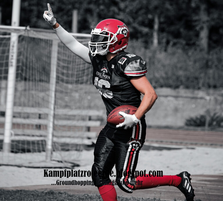 Martin feiert nach einem Touchdown beim Football.