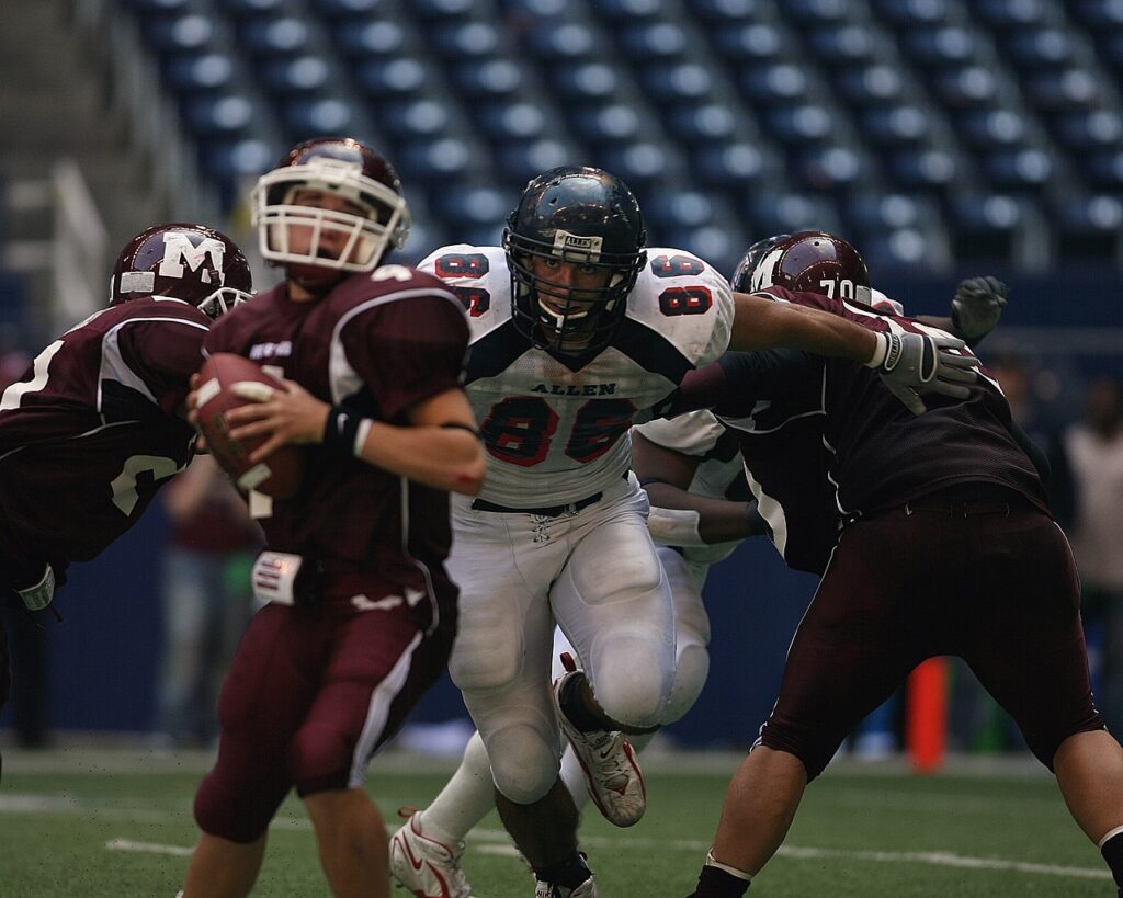 Defensive Lineman durchbricht die Offense Line und versucht den Quarterback zu tacklen.