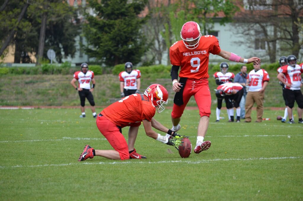 Ein American Football Kicker beim ausführen eines Field Goals.