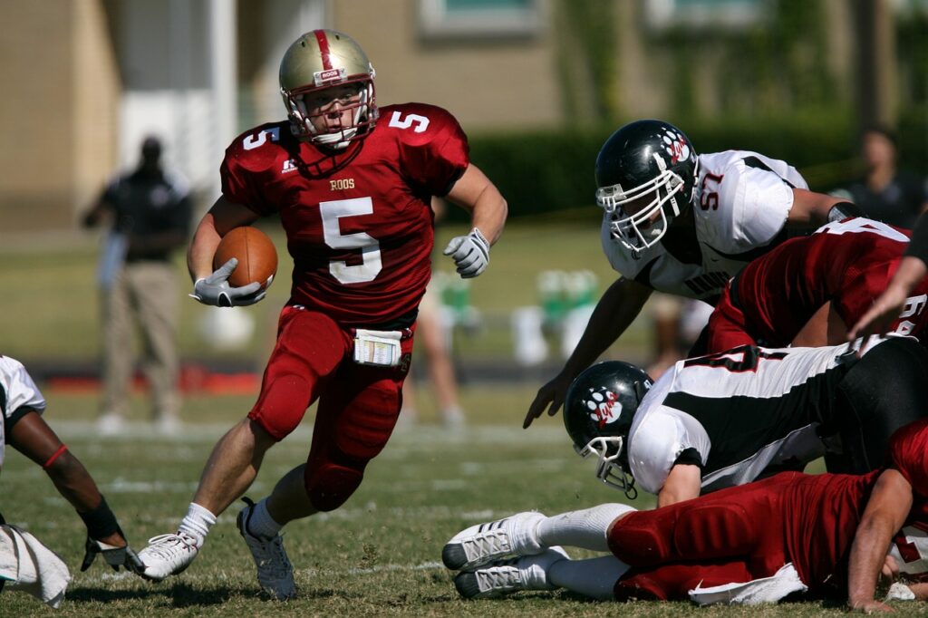 Ein Running Back beim Football der durch eine Lücke läuft