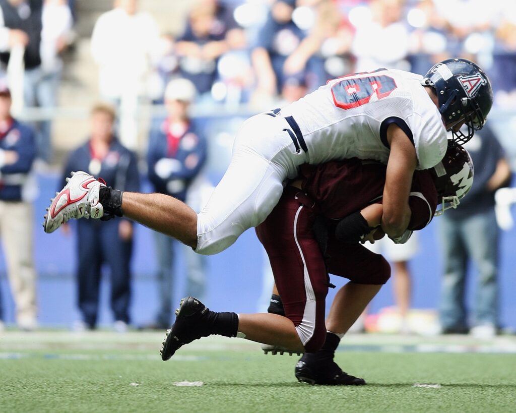 Ein Linebacker sackt den gegnerischen Quarterback.